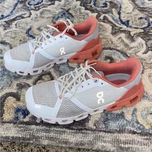 On CLOUDFLYER 3 Women's RUNNING Shoes size 8.5 EUC